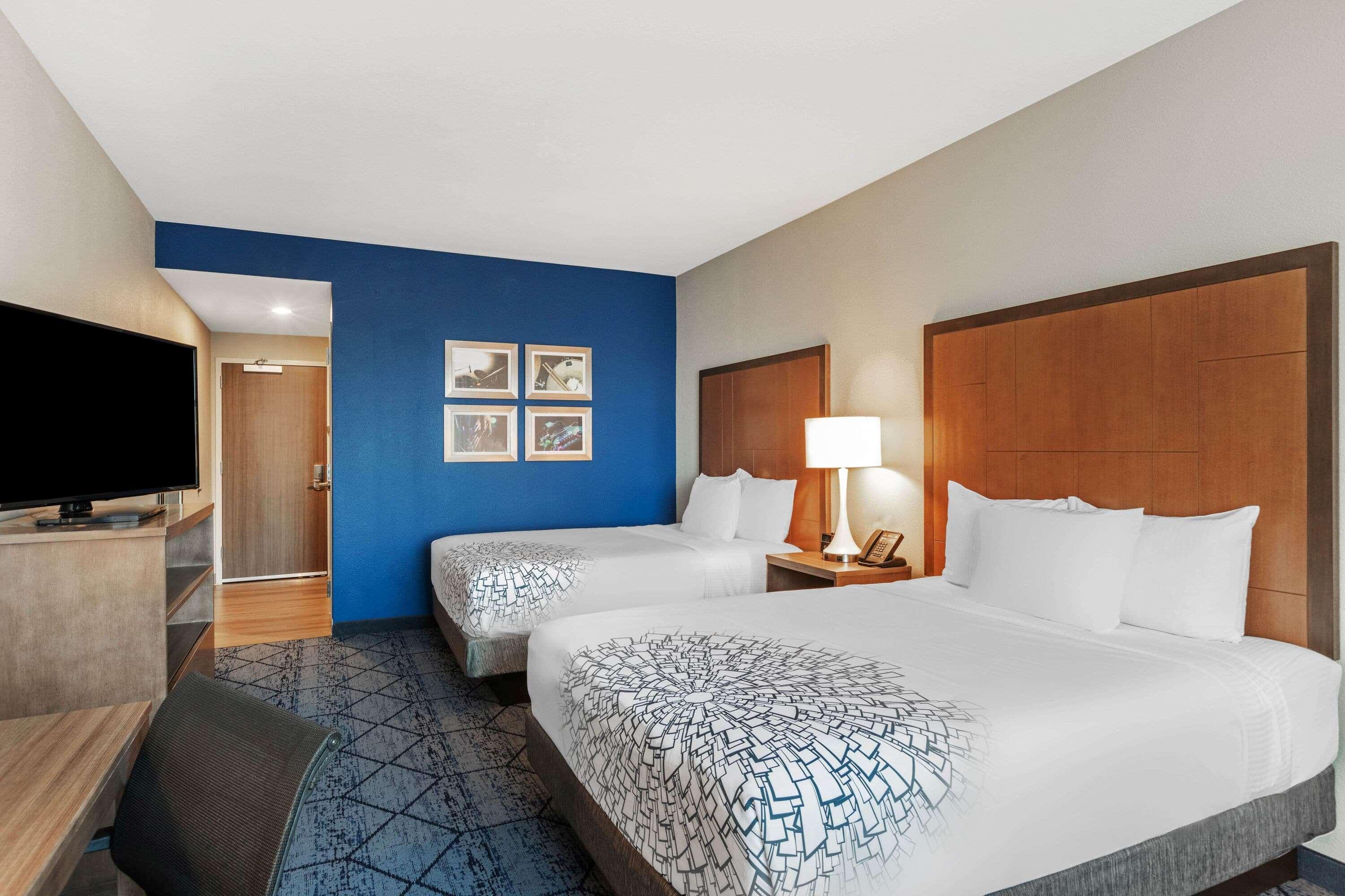La Quinta Inn & Suites By Wyndham Kansas City Beacon Hill Εξωτερικό φωτογραφία