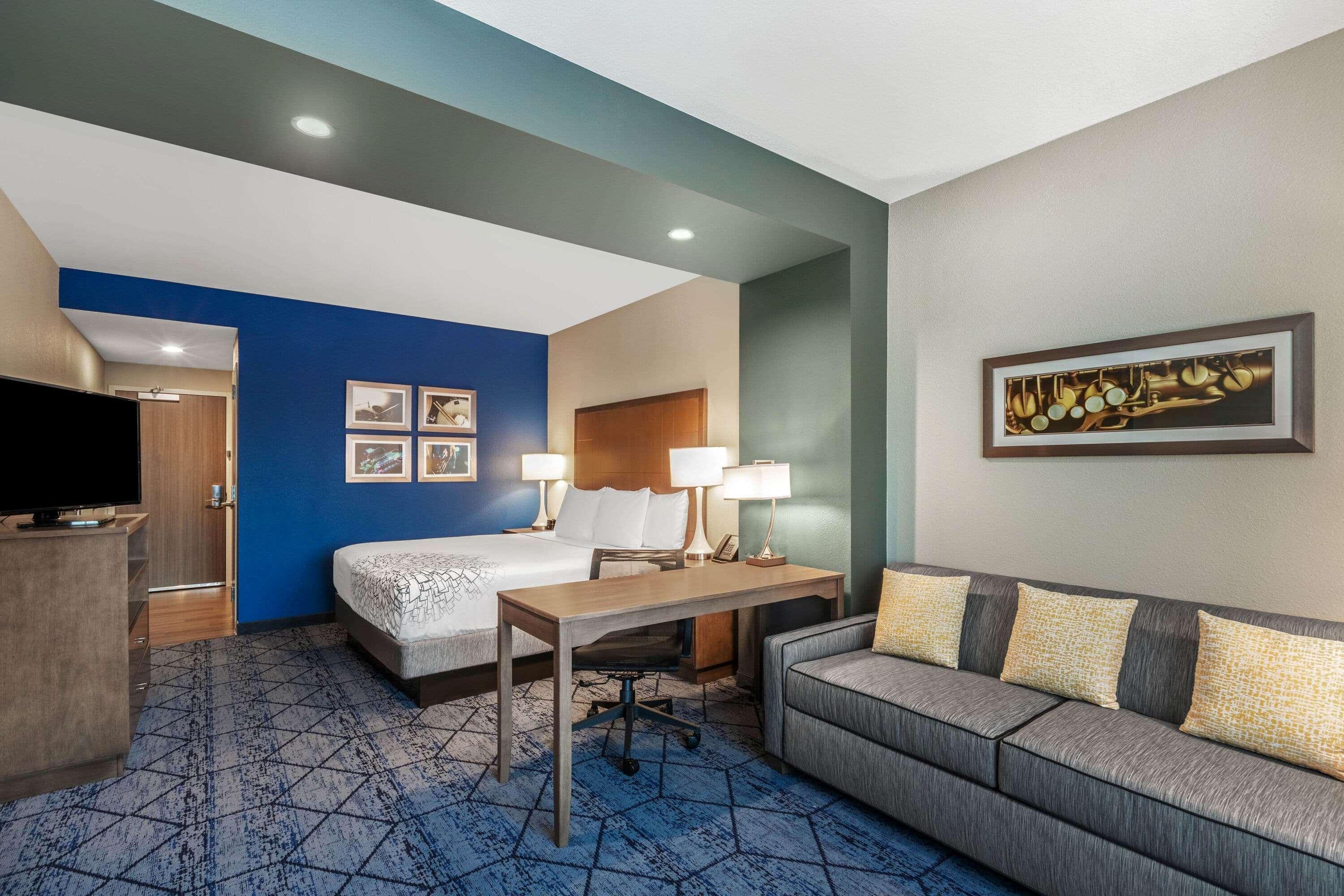 La Quinta Inn & Suites By Wyndham Kansas City Beacon Hill Εξωτερικό φωτογραφία