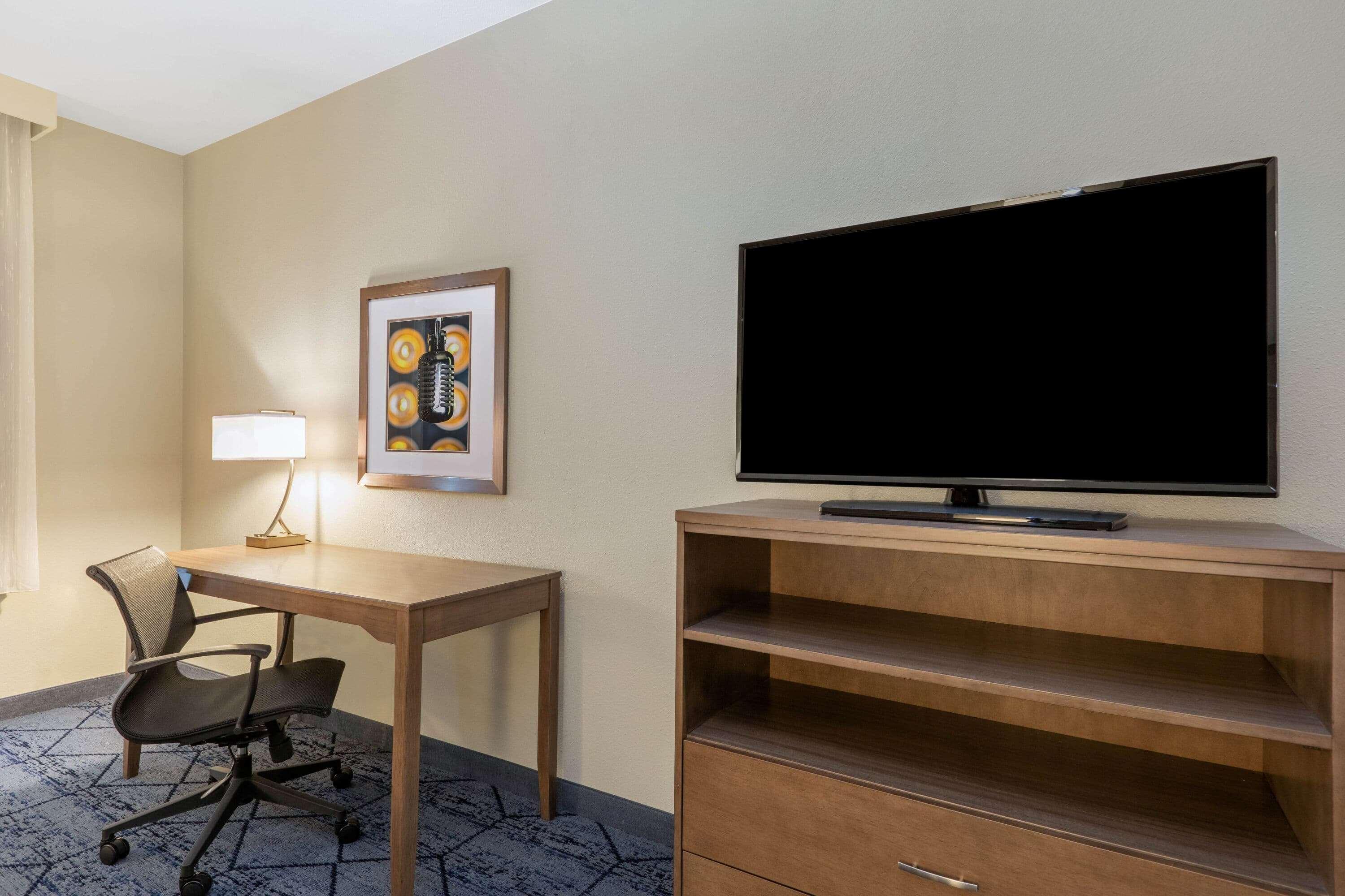 La Quinta Inn & Suites By Wyndham Kansas City Beacon Hill Εξωτερικό φωτογραφία