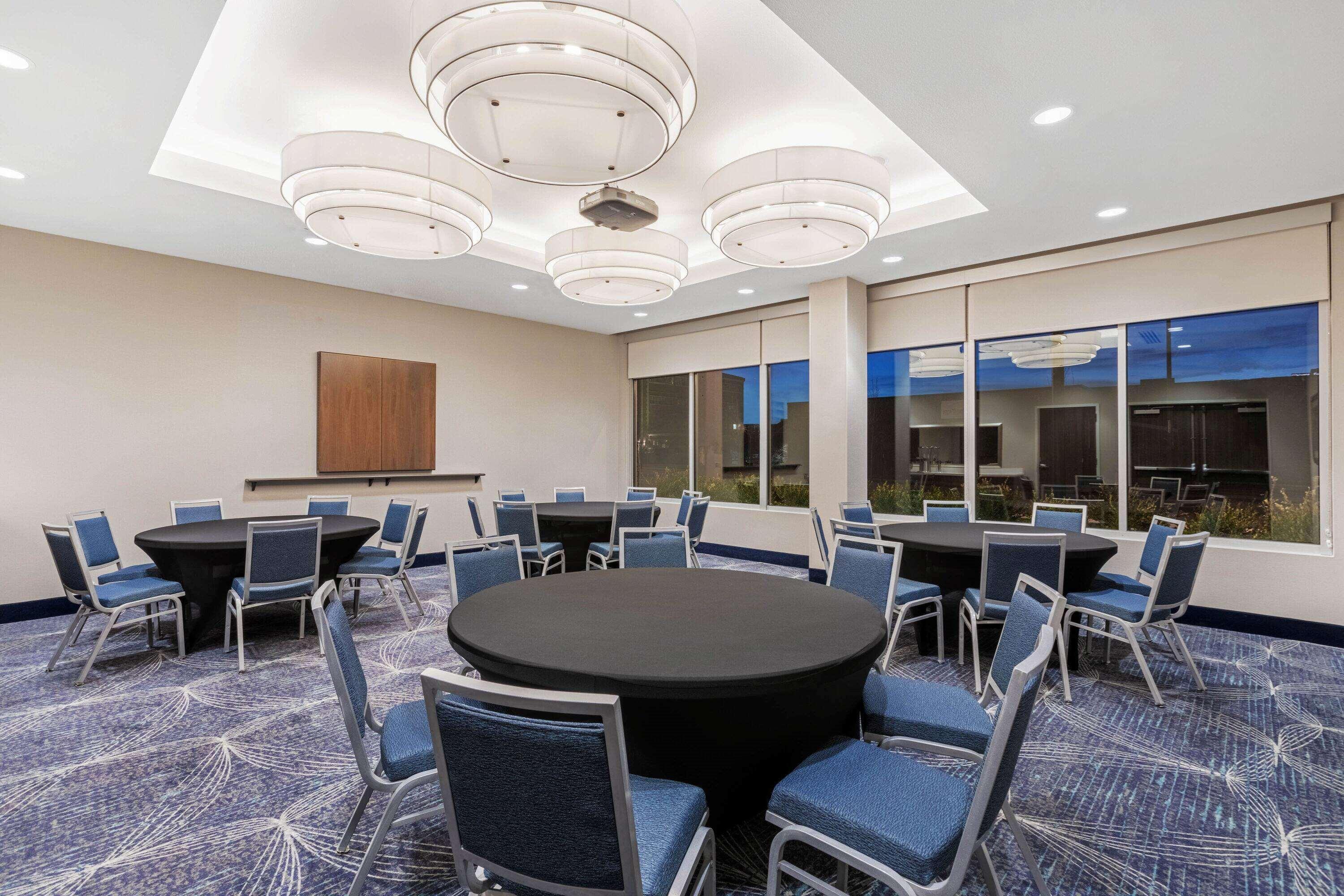 La Quinta Inn & Suites By Wyndham Kansas City Beacon Hill Εξωτερικό φωτογραφία