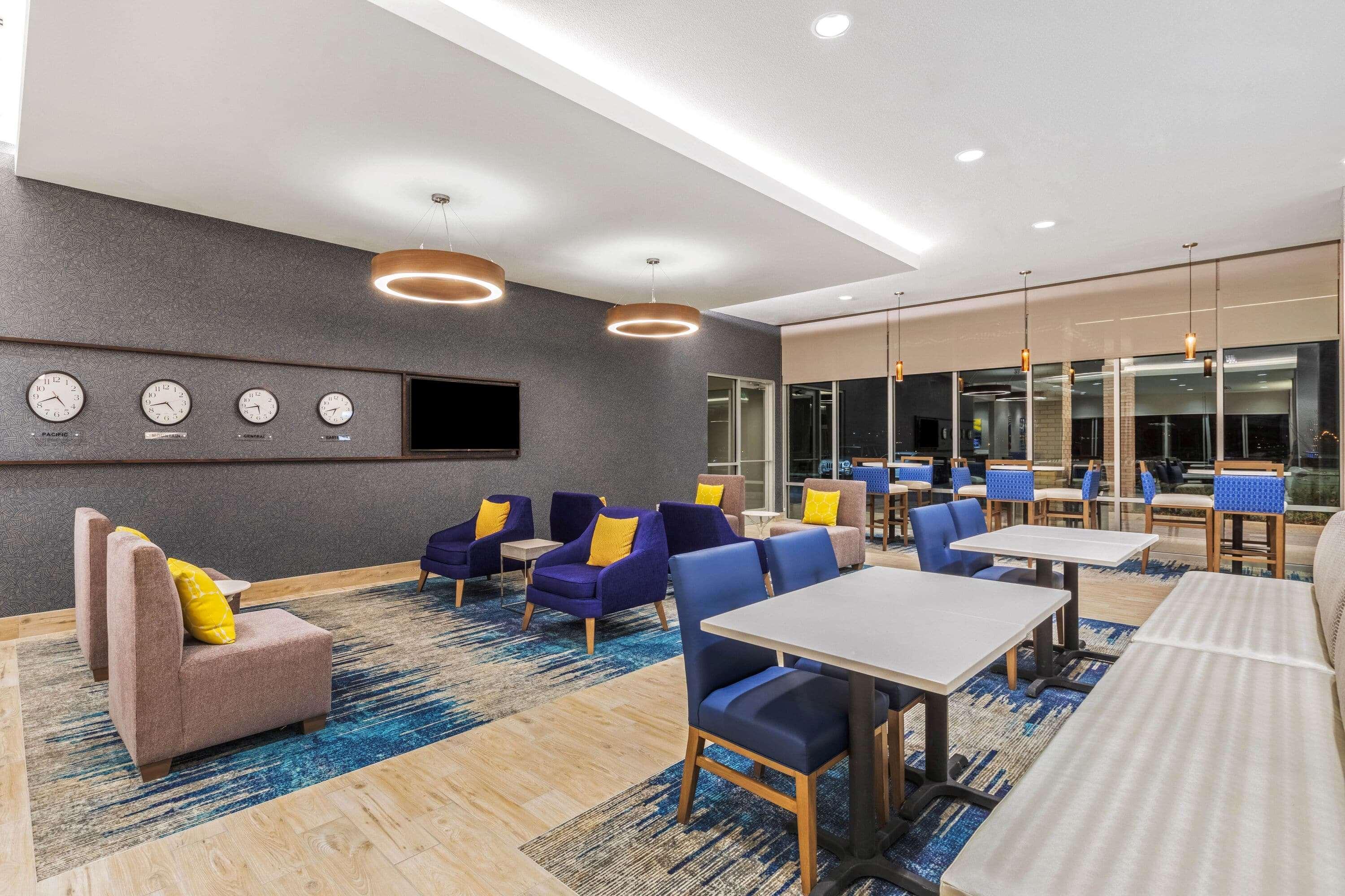 La Quinta Inn & Suites By Wyndham Kansas City Beacon Hill Εξωτερικό φωτογραφία