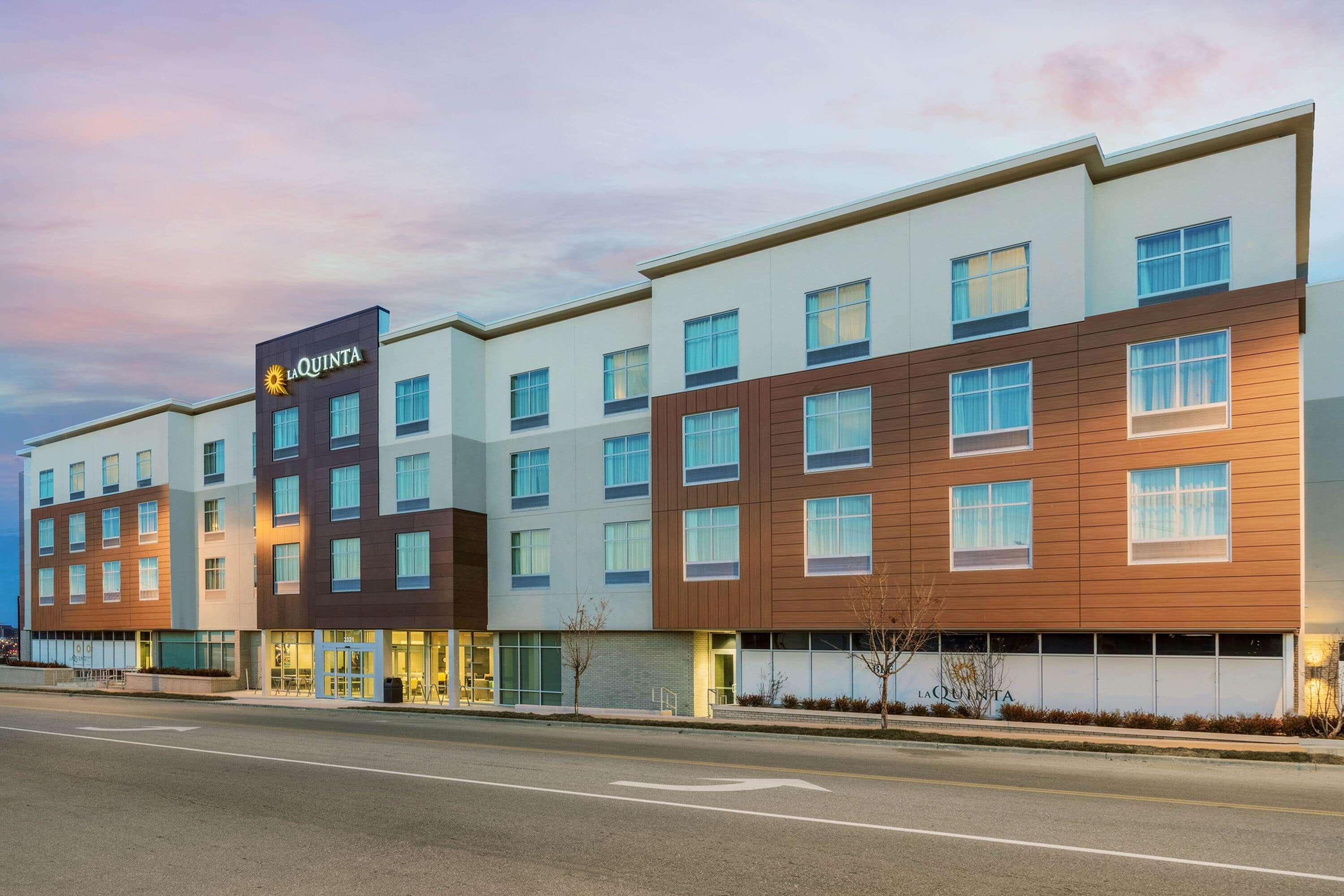 La Quinta Inn & Suites By Wyndham Kansas City Beacon Hill Εξωτερικό φωτογραφία