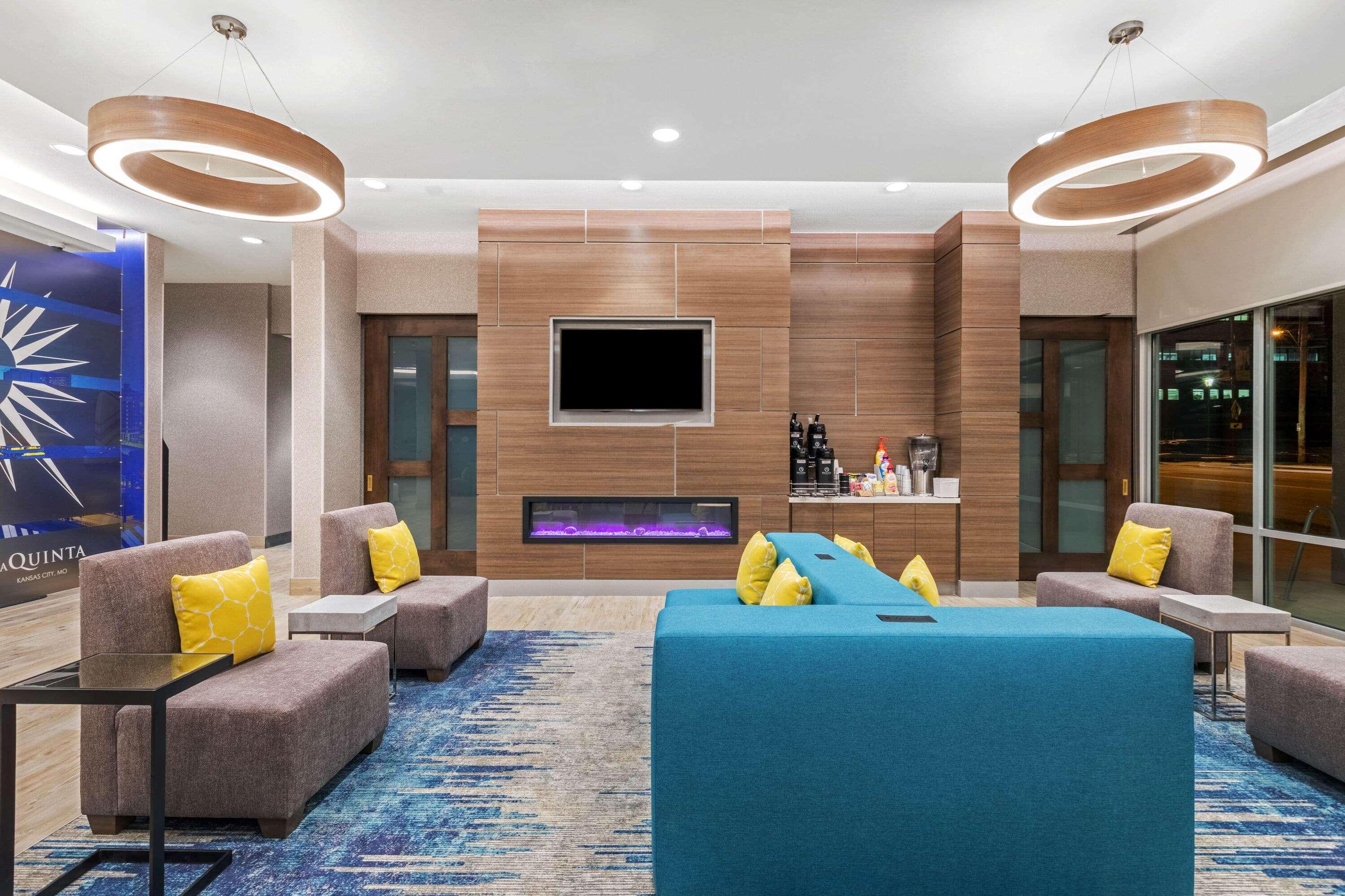 La Quinta Inn & Suites By Wyndham Kansas City Beacon Hill Εξωτερικό φωτογραφία
