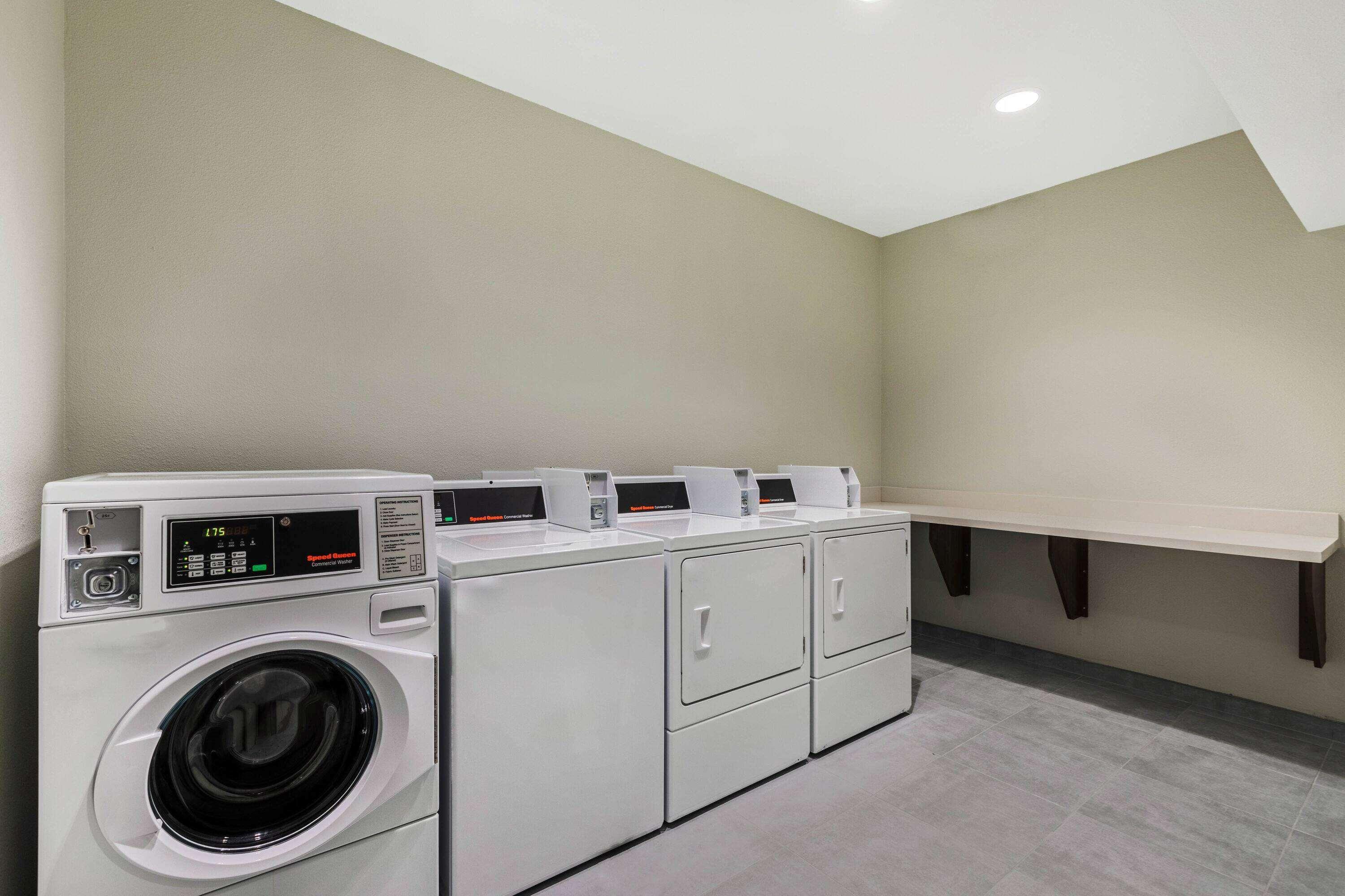 La Quinta Inn & Suites By Wyndham Kansas City Beacon Hill Εξωτερικό φωτογραφία