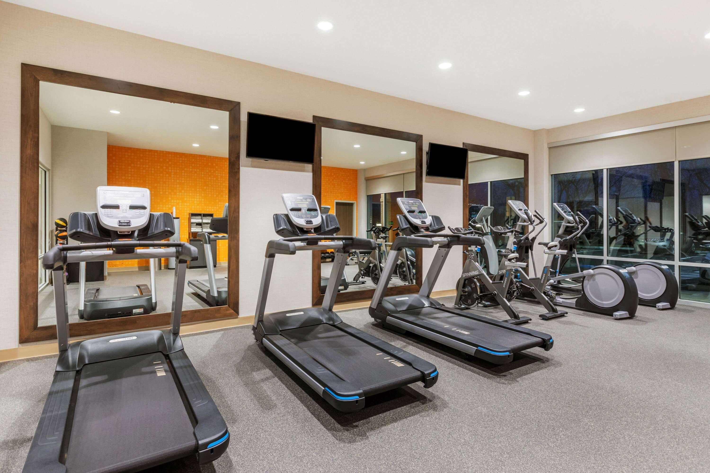 La Quinta Inn & Suites By Wyndham Kansas City Beacon Hill Εξωτερικό φωτογραφία