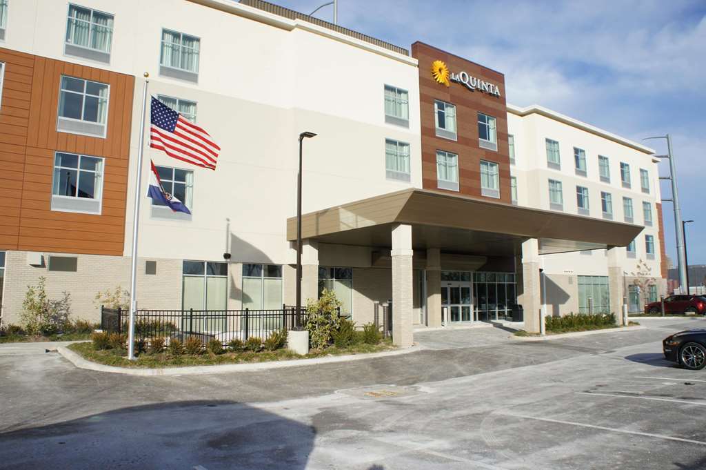 La Quinta Inn & Suites By Wyndham Kansas City Beacon Hill Εξωτερικό φωτογραφία