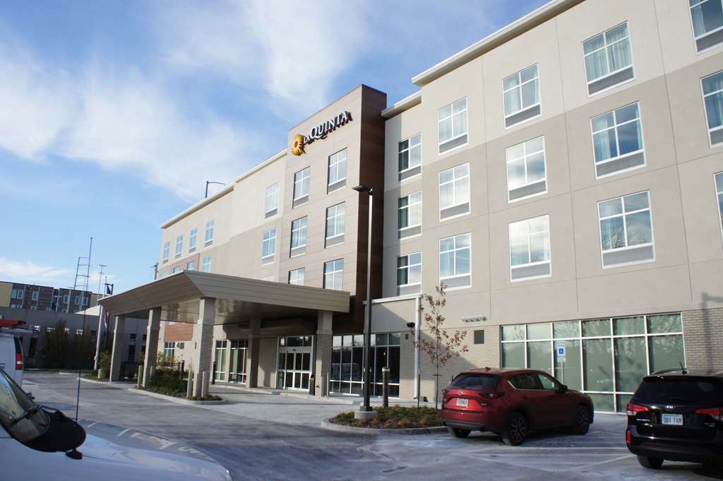 La Quinta Inn & Suites By Wyndham Kansas City Beacon Hill Εξωτερικό φωτογραφία